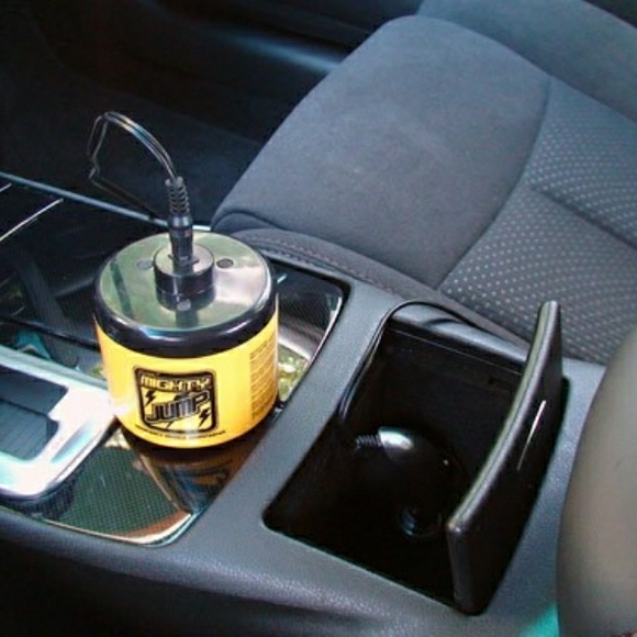 Mighty Jump Rechargeable Emergency Jumpstarter - Black/Yellow - Picture 3 of 4